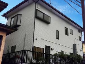 厚木市屋根外壁塗り替え　多彩色塗料使用　高級感のある模様が出る塗装2⃣
